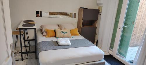 Cette petite chambre comprend un lit avec des oreillers. dans l'établissement studio cosy balneo avec jardin, au Barcarès