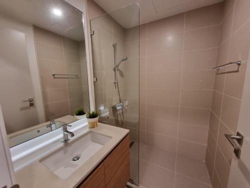a bathroom with a sink and a shower at Marassi Residence in Rayyā