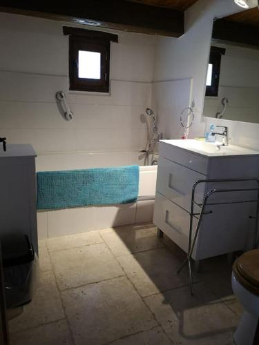 une salle de bain avec une baignoire, un lavabo et des toilettes dans l'établissement Gîte équestre en Provence aux pieds des Alpilles, à Maillane