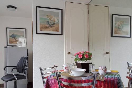 a dining room with a table and a refrigerator at Suite con lunas y Sol del Río Amazonas, por Reforma 222 in Mexico City