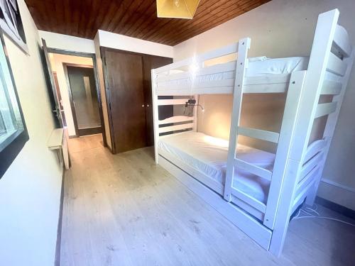 une chambre avec deux lits superposés dans l'établissement Appartement skis aux pieds avec jardin - 5 pers - Notre-Dame-de-Bellecombe - FR-1-505-9, à Notre-Dame-de-Bellecombe