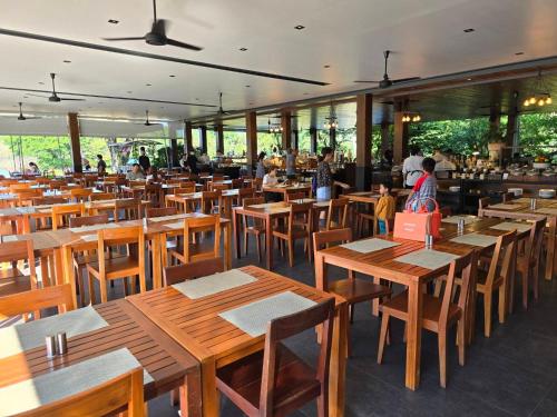 Restaurace v ubytování Khaoyai Kirimaya Atta Residence 5 BR Villa