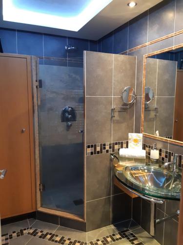 une salle de bain avec douche et lavabo dans l'établissement Villa 4 personnes piscine, à Pégomas