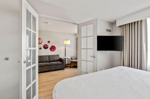 Postel nebo postele na pokoji v ubytování Holiday Inn & Suites Ottawa Kanata by IHG