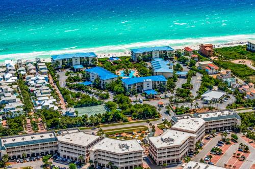 z powietrza widok na ośrodek w pobliżu plaży w obiekcie High Pointe 1311 w mieście Seacrest