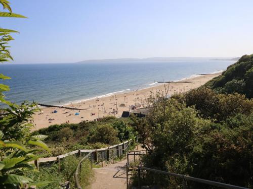 Blick auf den Strand mit Leuten darauf in der Unterkunft Flat 4 - Hengistdury in Bournemouth