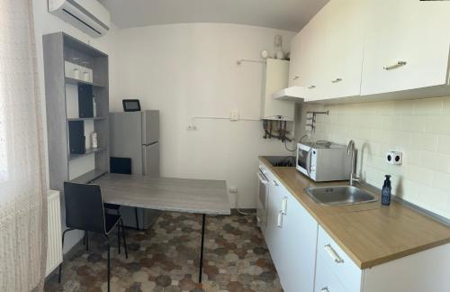 Η κουζίνα ή μικρή κουζίνα στο Apartament acasă
