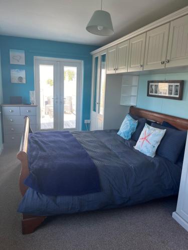 Ένα ή περισσότερα κρεβάτια σε δωμάτιο στο Beautiful 2 bedroom beach getaway