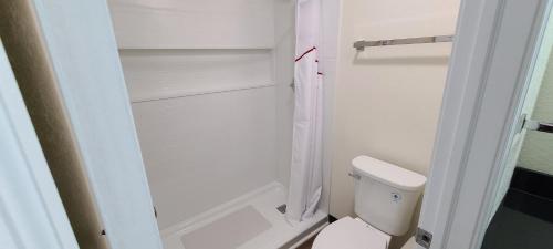 拜伦Red Roof Inn Byron的带马桶和淋浴的白色浴室