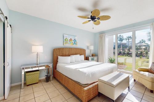 sypialnia z dużym łóżkiem i oknem w obiekcie High Pointe 1114 w mieście Seacrest