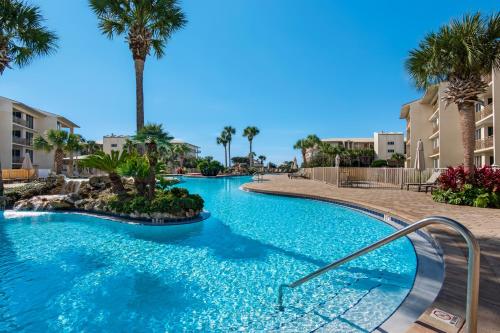 una piscina en un resort con palmeras en High Pointe W25 - Gulf Front Condo, en Seacrest
