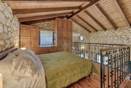 Gallery image of Woodstone Cottage in Alikanas