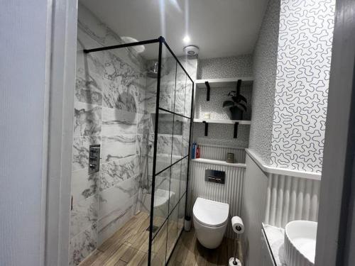 łazienka z toaletą i przeszklonym prysznicem w obiekcie Boutique 2 storey home nr centre w mieście Chipping Norton