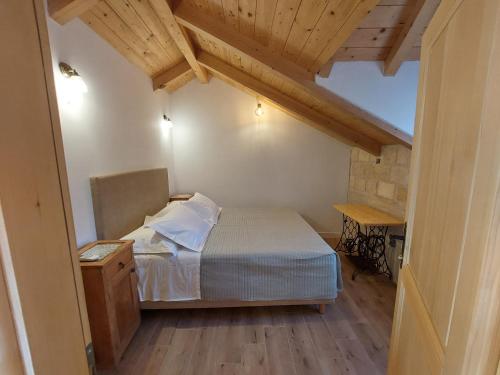 Кровать или кровати в номере Stone House Sprtini
