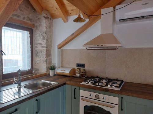 Кухня или мини-кухня в Stone House Sprtini
