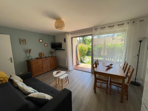 Χώρος καθιστικού στο Appartement avec chambre, terrasse et jardinet proche plage, forêt pins, piste cyclable, lac