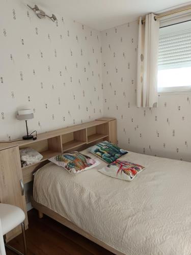 une chambre avec un lit avec deux oreillers dessus dans l'établissement Bellevue, à La Tour-dʼAuvergne