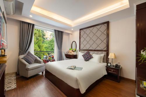a bedroom with a large bed and a window at Sapa Praha Hotel in Sa Pa
