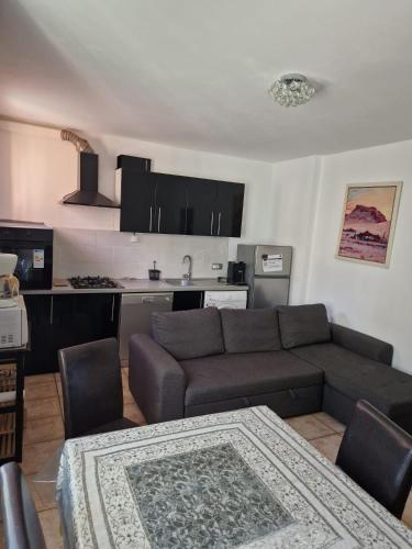 un salon avec un canapé et une cuisine dans l'établissement Appartement T2, à Sorgues