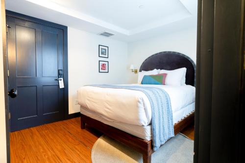 Katil atau katil-katil dalam bilik di The Morgan Hotel Martha's Vineyard