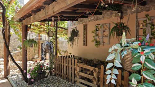 a garden room with a wooden fence and flowers at Casa rural O CARBALLO DA PEDRA in La Cañiza