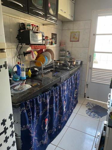 una cocina con estufa y encimera en Residencial JC plenitude, en Trindade