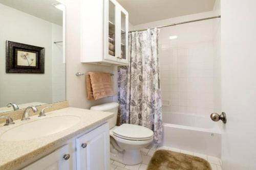 ein Badezimmer mit Toilette, Waschbecken und Dusche in der Unterkunft Downtown Nashville Riverfront Condo in Nashville