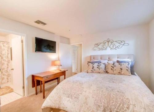 Schlafzimmer mit einem Bett und einem Holzschreibtisch in der Unterkunft Downtown Nashville Riverfront Condo in Nashville