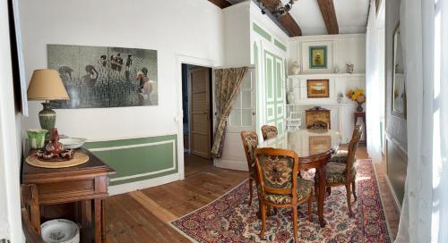 une salle à manger avec une table et des chaises dans l'établissement 16th Century Manoir du Belvedere - central, unique, historical, with all modern amenities, à Auray