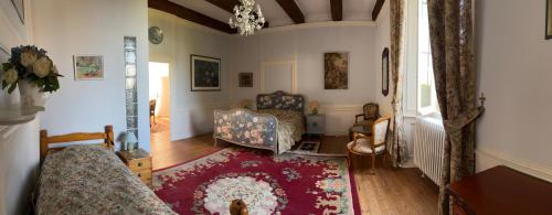 un salon avec un canapé et un tapis dans l'établissement 16th Century Manoir du Belvedere - central, unique, historical, with all modern amenities, à Auray