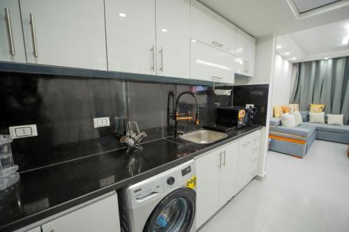 Kuchyňa alebo kuchynka v ubytovaní Hurghada-Scandic Resort-The Diamond Of Scandic Apartment -Sea veiw&Sandy Beach Just Downstairs