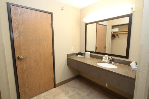 Bathroom sa Bowman Lodge & Convention Center