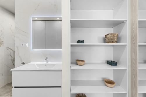 アレシーフェにあるCasahost Casa Albaの洗面台と鏡のある白いバスルーム