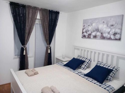 Giường trong phòng chung tại Apartments KiKa