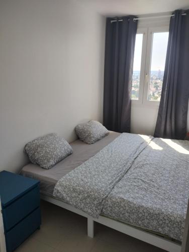 - une chambre avec un lit avec deux oreillers et une fenêtre dans l'établissement Appartement 5 personnes, à Montgeron