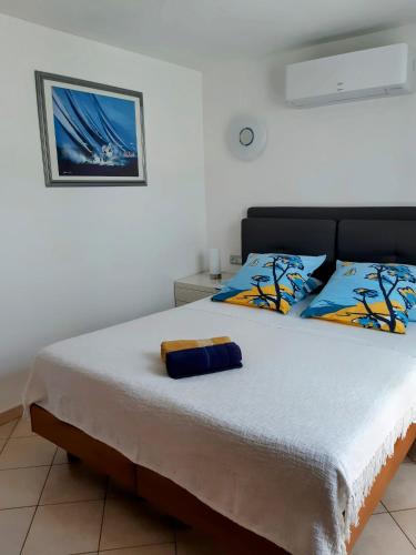 - une chambre dotée d'un grand lit avec des oreillers bleus et jaunes dans l'établissement Villa 4 personnes piscine, à Pégomas