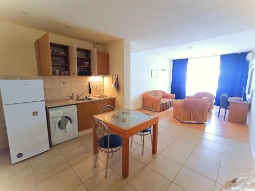 une cuisine et un salon avec un réfrigérateur et une table dans l'établissement Central Avenue apartments, à Sunny Beach