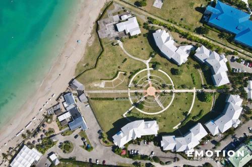 an aerial view of a resort on the beach at Charmant en bord de plage in Anse Marcel 