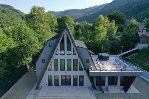 een luchtzicht op een huis met bergen op de achtergrond bij Hidden Chalet in Tarcău-Gheuca