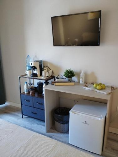 B&B viktoria city house في كاستروفيلاري: مطبخ مع مكتب مع ميكروويف وطاولة