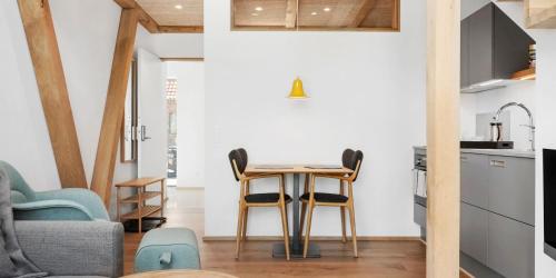 Cucina o angolo cottura di Møllegården Apartment Hotel with Yoga, Panorama-Sauna & Coworking Space