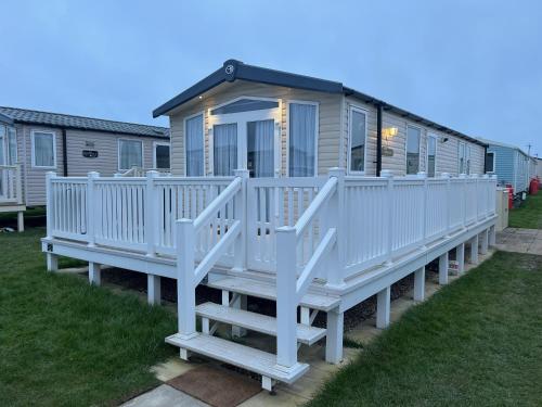 a row of mobile homes in a yard at Oak Green- Top award winning caravan! in Gristhorpe