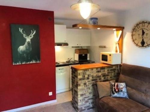 un salon avec un canapé et une cuisine dans l'établissement Résidence La Grande Montagne - Ski aux pieds avec vue dégagée sur la montagne ! MAE-5151, à Modane