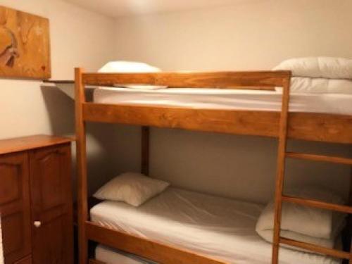 quelques lits superposés dans une chambre dans l'établissement Résidence La Grande Montagne - Ski aux pieds avec vue dégagée sur la montagne ! MAE-5151, à Modane