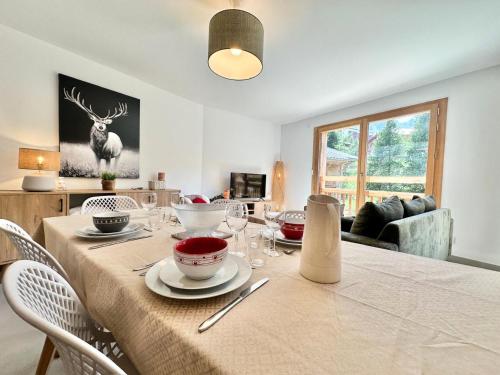 - une salle à manger avec une table dans l'établissement Résidence Le Solea - SOLEA - SPA ET SAUNA, NOUVEAU SUR VARS MAE-2941, à Vars