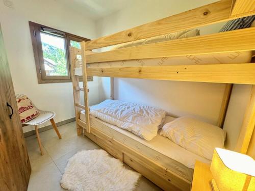 a bedroom with a bunk bed and a desk at Résidence Le Solea - SOLEA - SPA ET SAUNA, NOUVEAU SUR VARS MAE-2941 in Vars