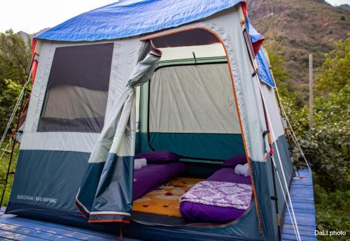 キャンプ場から撮影された、または一般的な山の景色