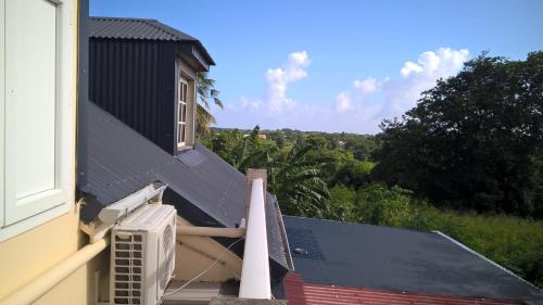 a roof of a house with a solar panel at sci bois joli in Capesterre-de-Marie-Galante