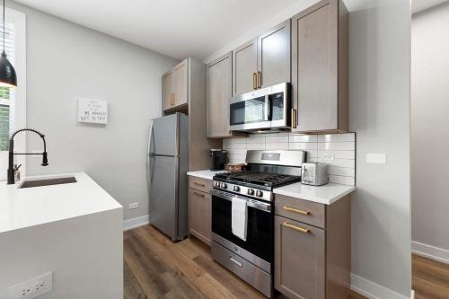 een keuken met een fornuis en een koelkast bij 2 Bed & 3 Bath Chicago Condo in Chicago