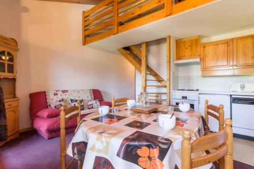 - une cuisine et une salle à manger avec une table et un canapé dans l'établissement Résidence Le Tetras Lyre - Au pied du télécabine magnifique appartement MAE-7651, à Aime La Plagne
